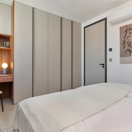 & Me With Garage Parking Pola