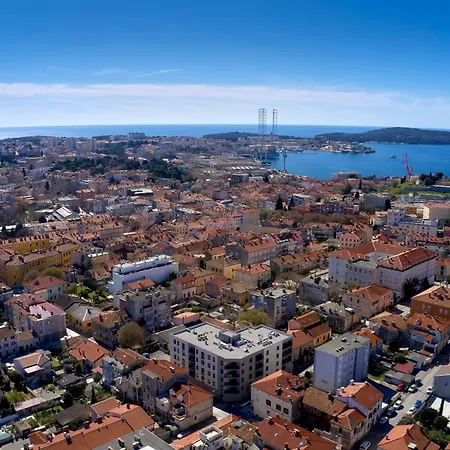 & Me With Garage Parking Appartamento Pola